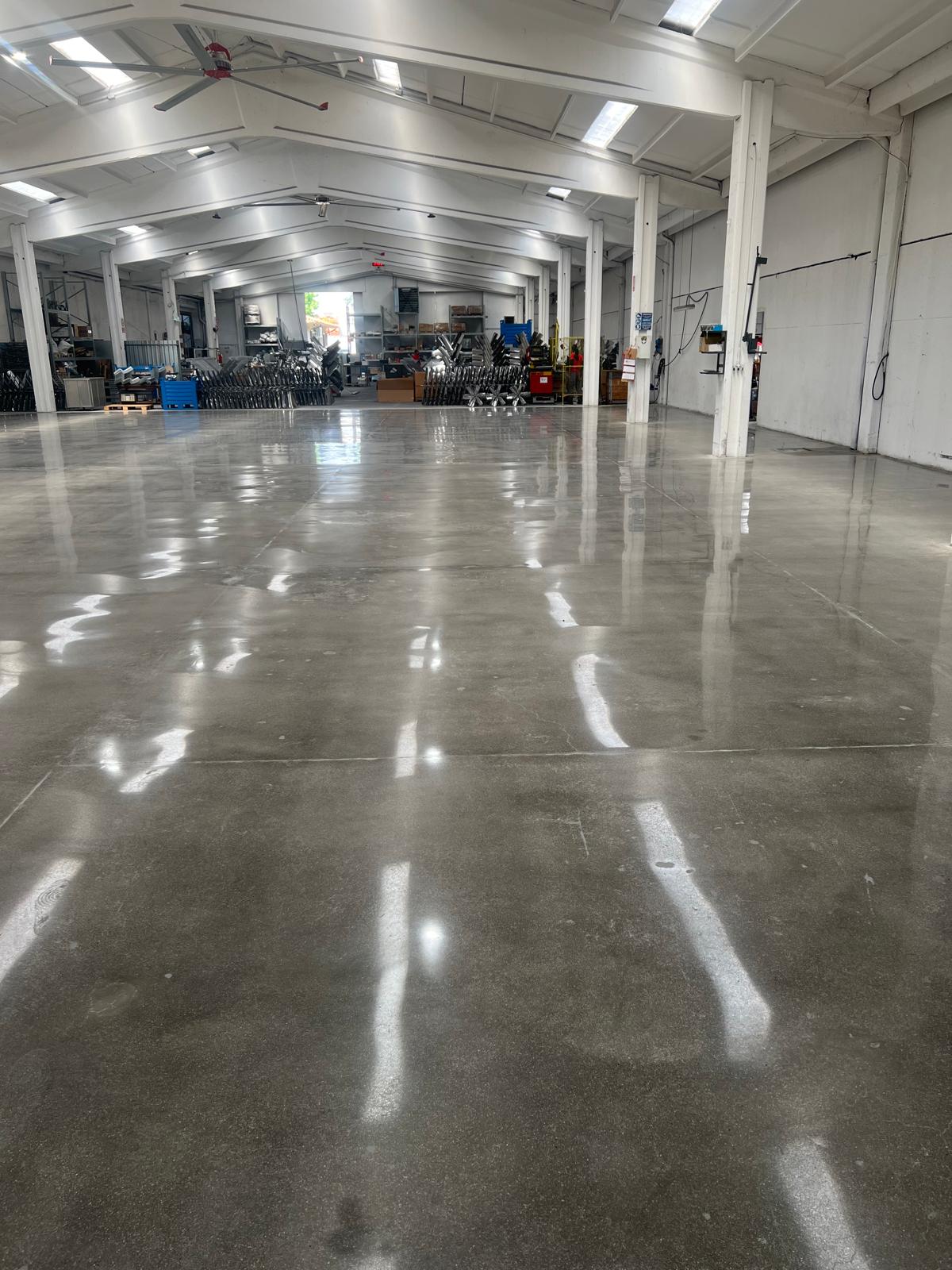 Levigatura e lucidatura di pavimenti industriali in cemento (4)