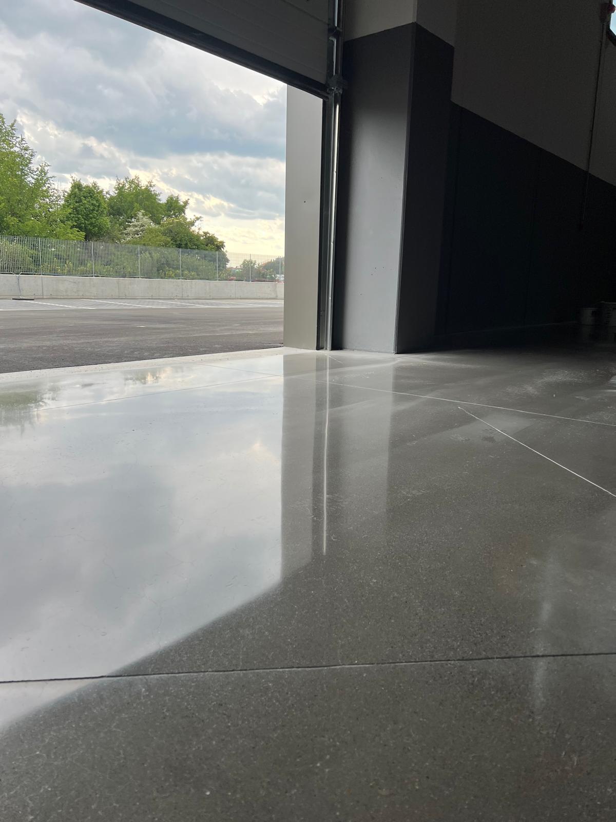 Levigatura e lucidatura di pavimenti industriali in cemento (5)