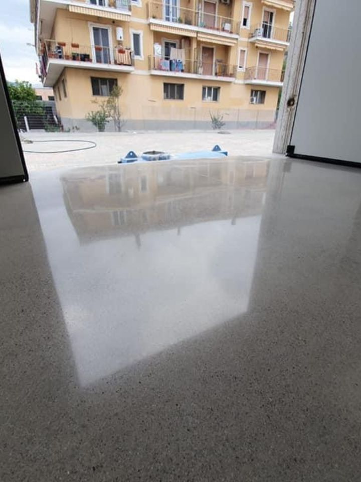 Levigatura e lucidatura di pavimenti industriali in cemento