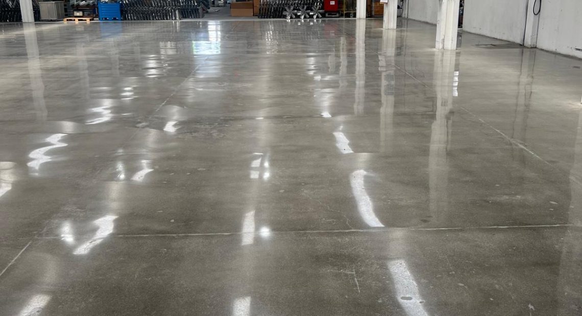 Levigatura e lucidatura di pavimenti industriali in cemento (4)