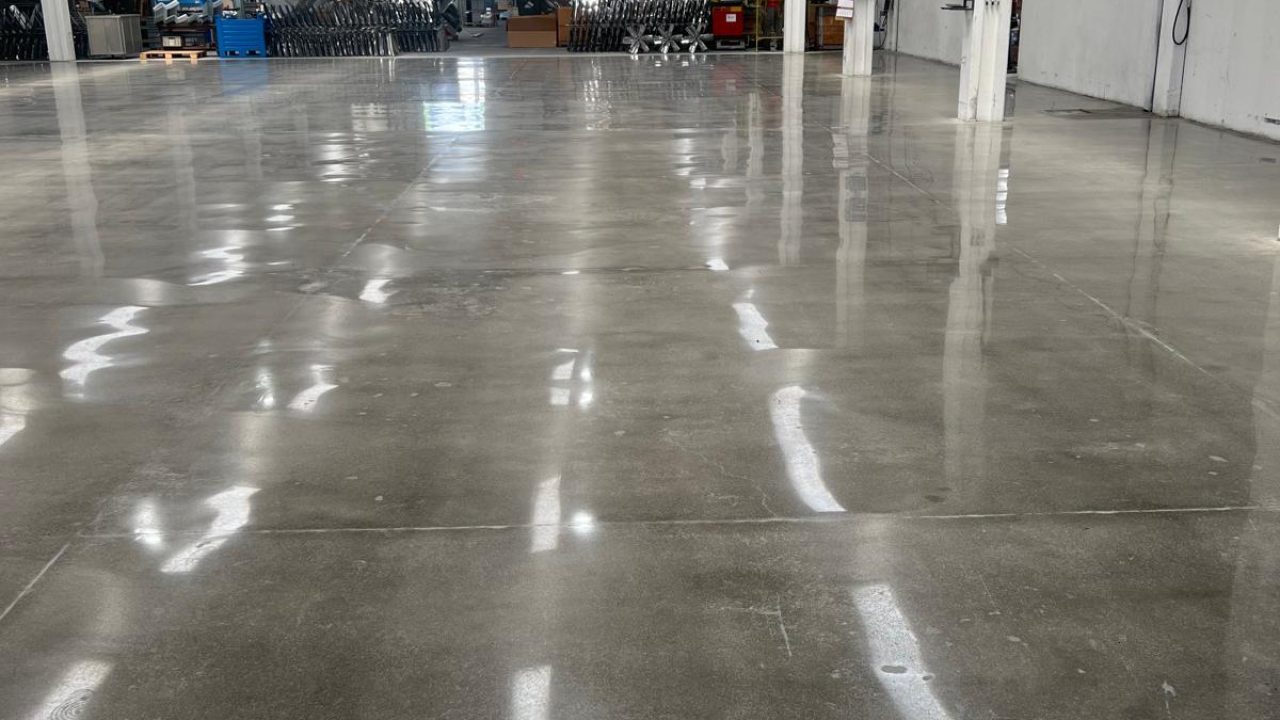 Levigatura e lucidatura di pavimenti industriali in cemento (4)